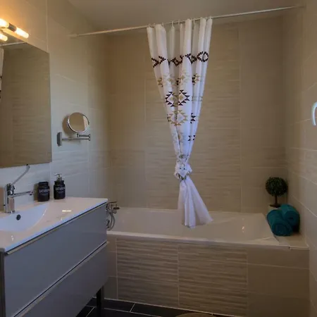 Holiday home Sejour 2 Maisons, Les Tulipes Ou Les Bambous